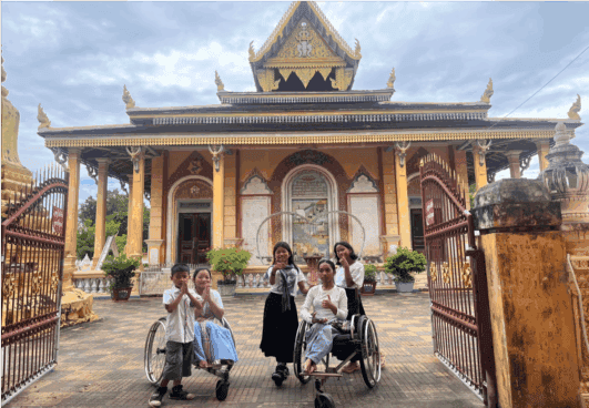 Algunos niños del proyecto de integración Centro Arrupe en la pagoda de Battambang, celebrando el Chum Ben