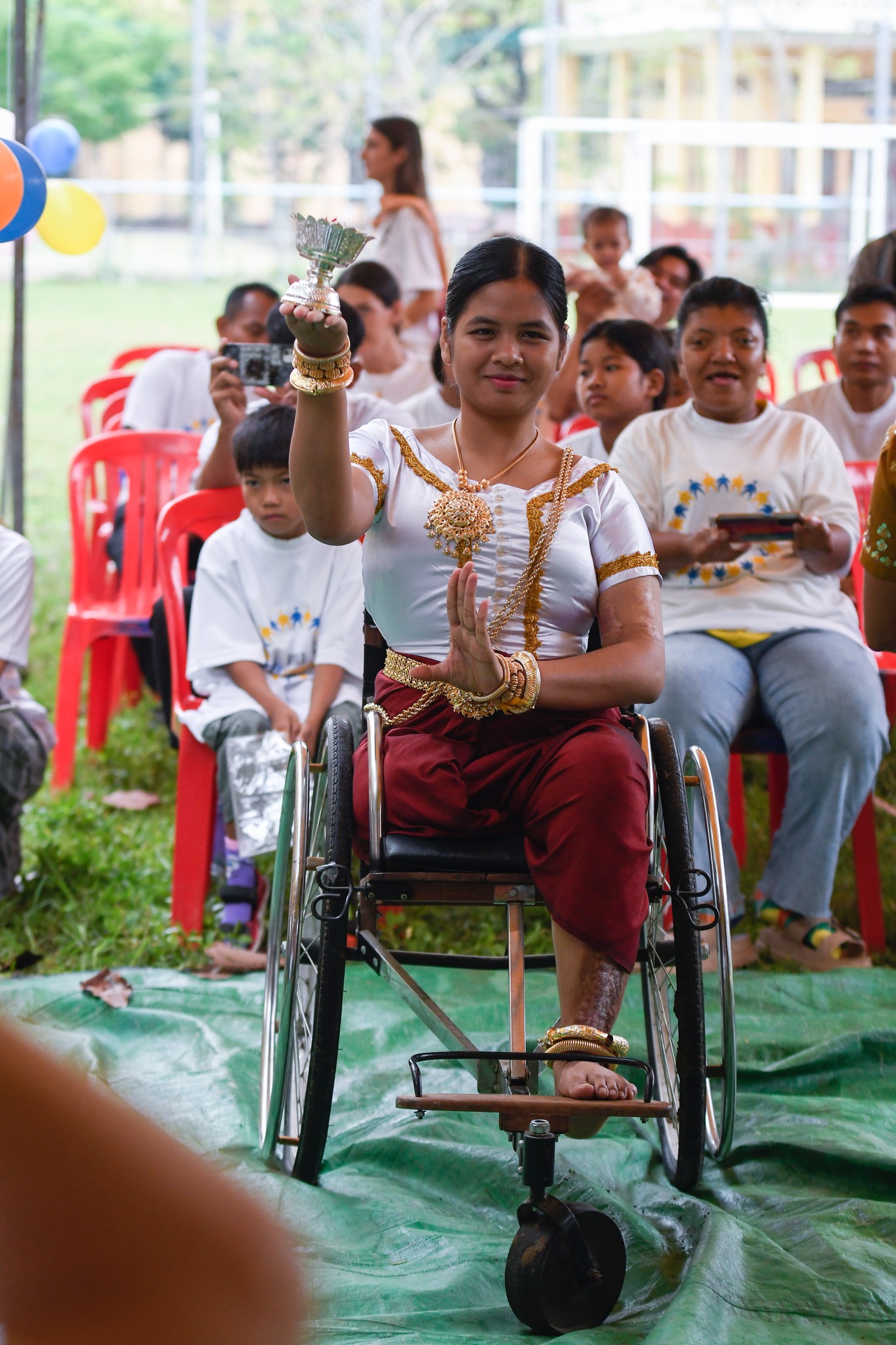 Bailarina de Arrupe en una actuación de danza tradicional camboyana inclusiva con silla de ruedas.