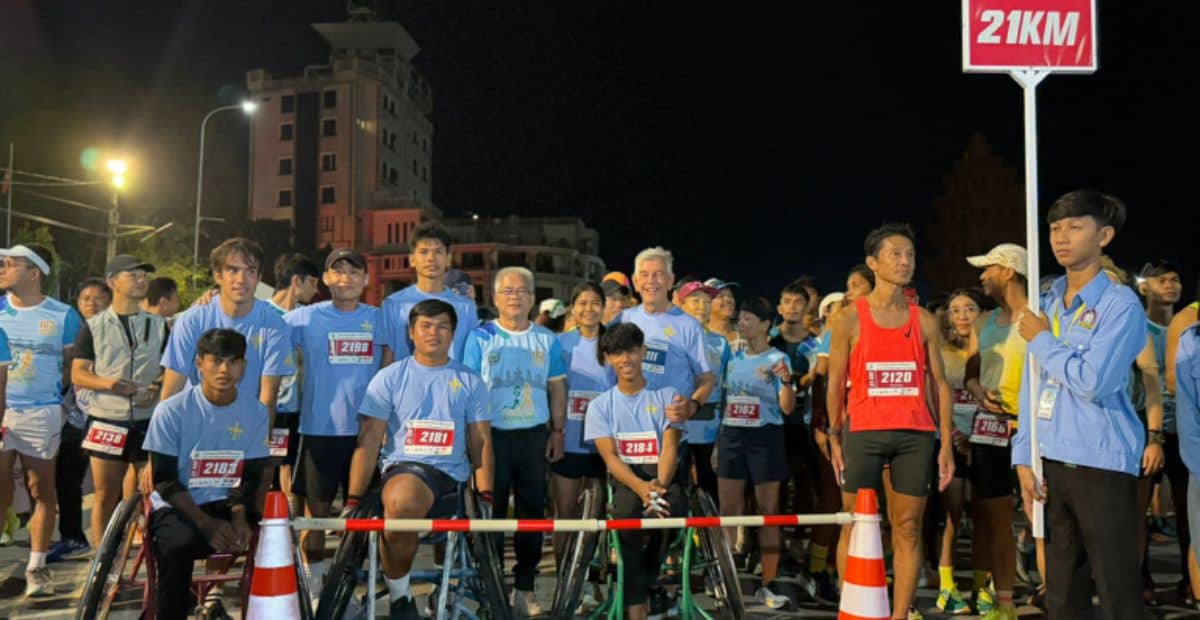 Carrera para discapacitados físicos. Una actividad por la superación y la inclusión social. Kim Sou posa junto a sus compañeros y Kike Figaredo en la línea de salida.