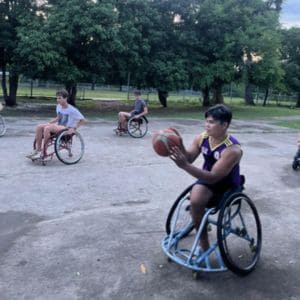 Wordpress Kim Sou jugando al baloncesto en silla de ruedas junto a sus compañeros.