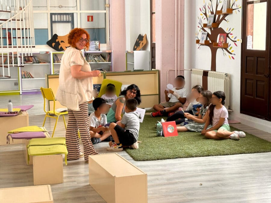 Alumnos en una actividad de las Aulas de Bienestar, una iniciativa por protección y la educación para la infancia vulnerable.