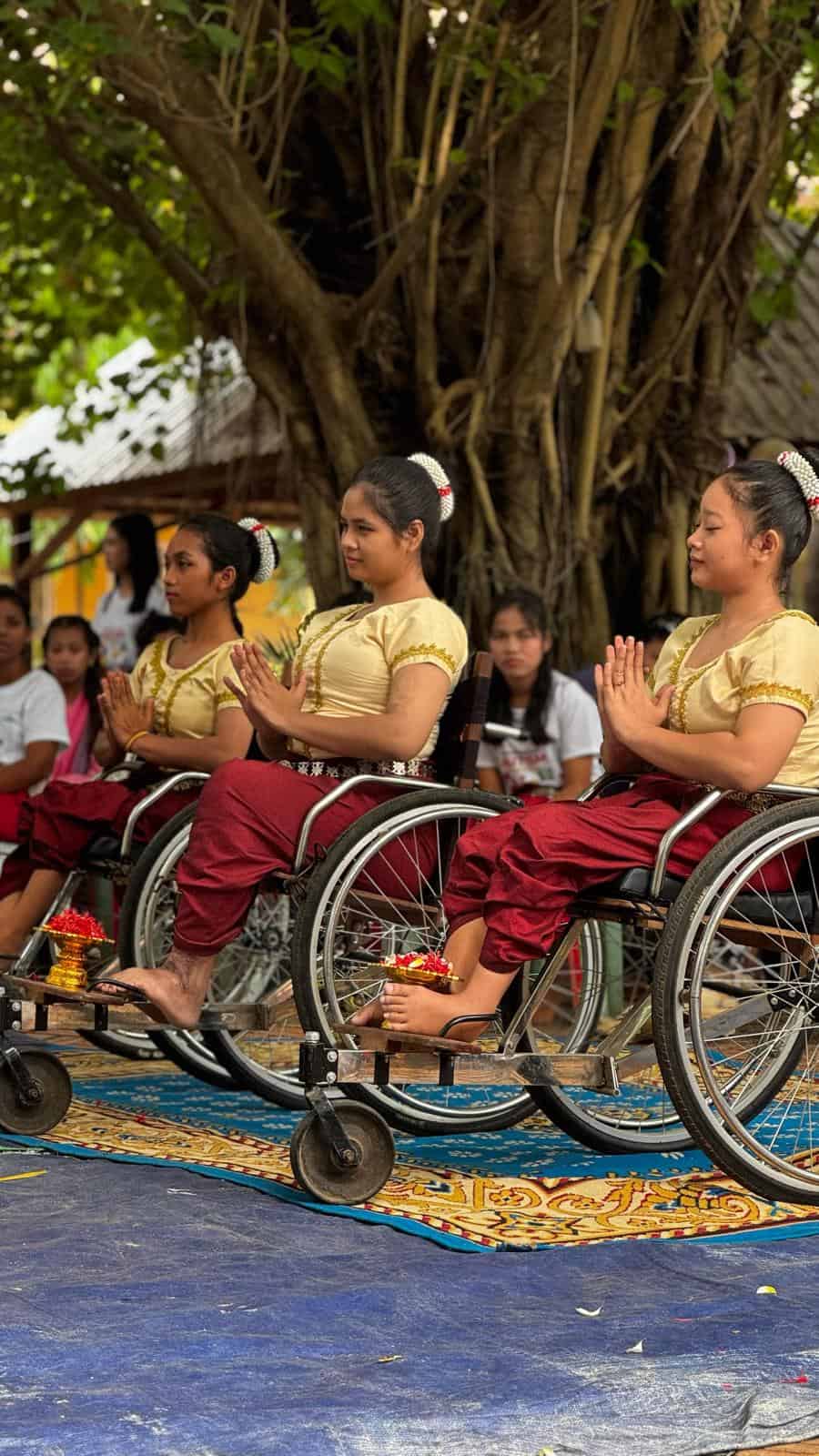 Danza tradicional camboyana en silla de ruedas para abrir el evento por el día internacional del autismo en Battambang, Camboya.