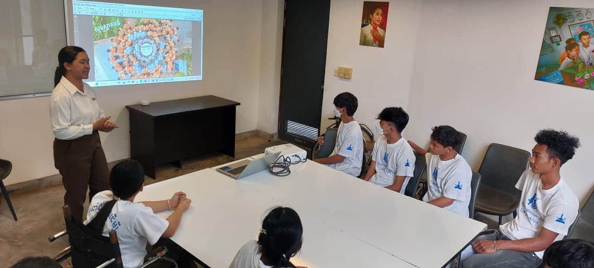 Charla orientativa en Sala Bäi Jóvenes de Arrupe atendiendo a una charla informativa sobre en la escuela-hotel Sala Bäi.