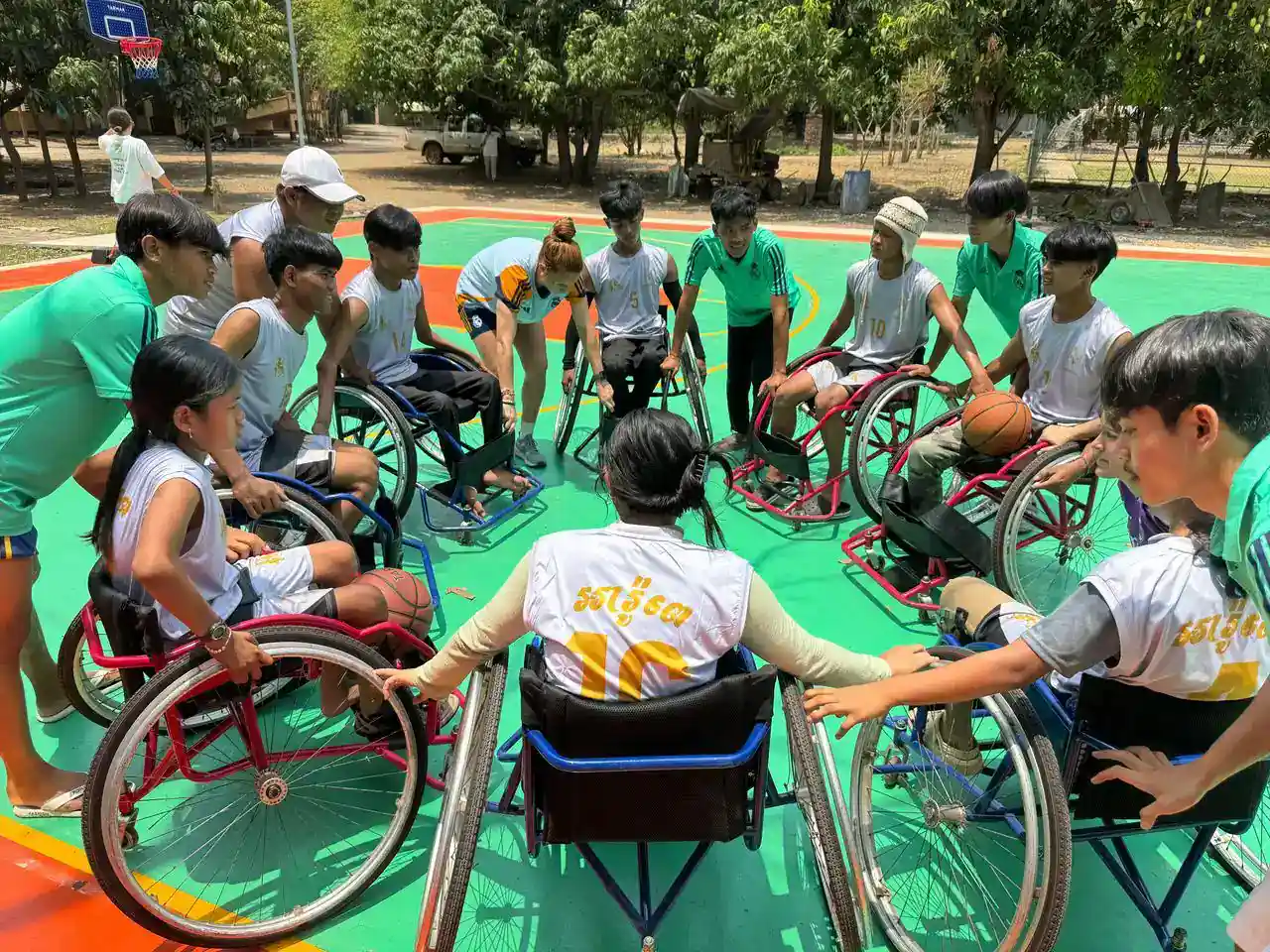 Construyendo un futuro en el Centro Arrupe para personas discapacitadas y sin recursos. Los chicos y chicas de la Paloma participan en formaciones deportivas.