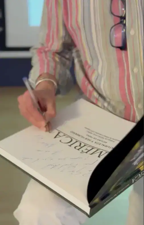 Firma de libros en la presentación de libro América, por Arturo de Frías.