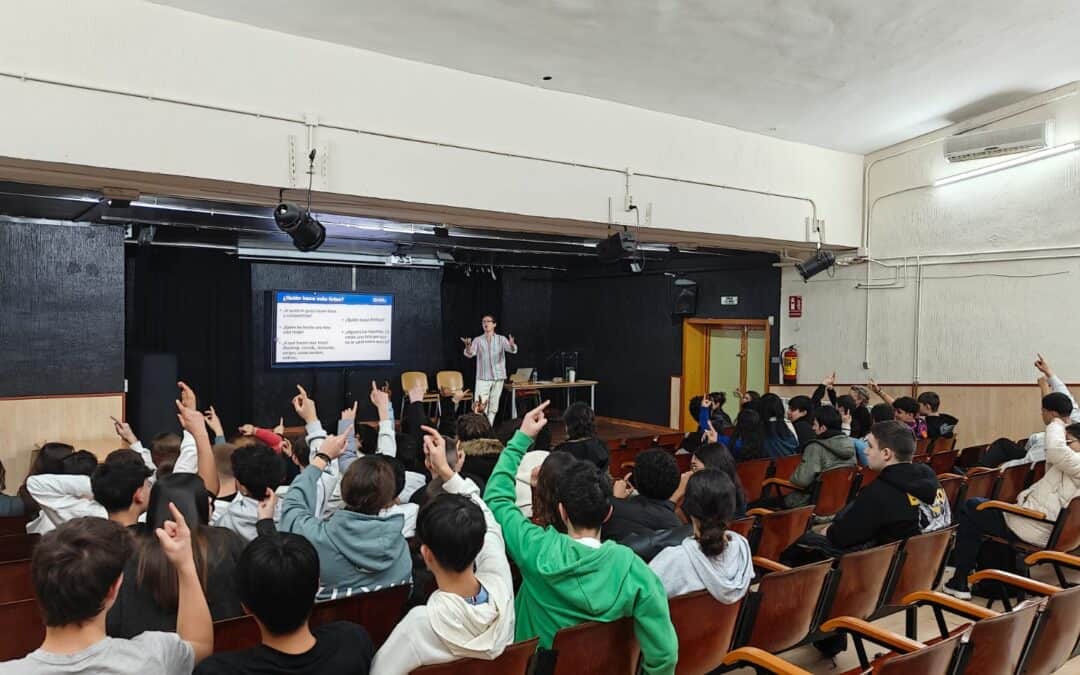 Charla introductoria sobre fotografía y autoestima para adolescentes.