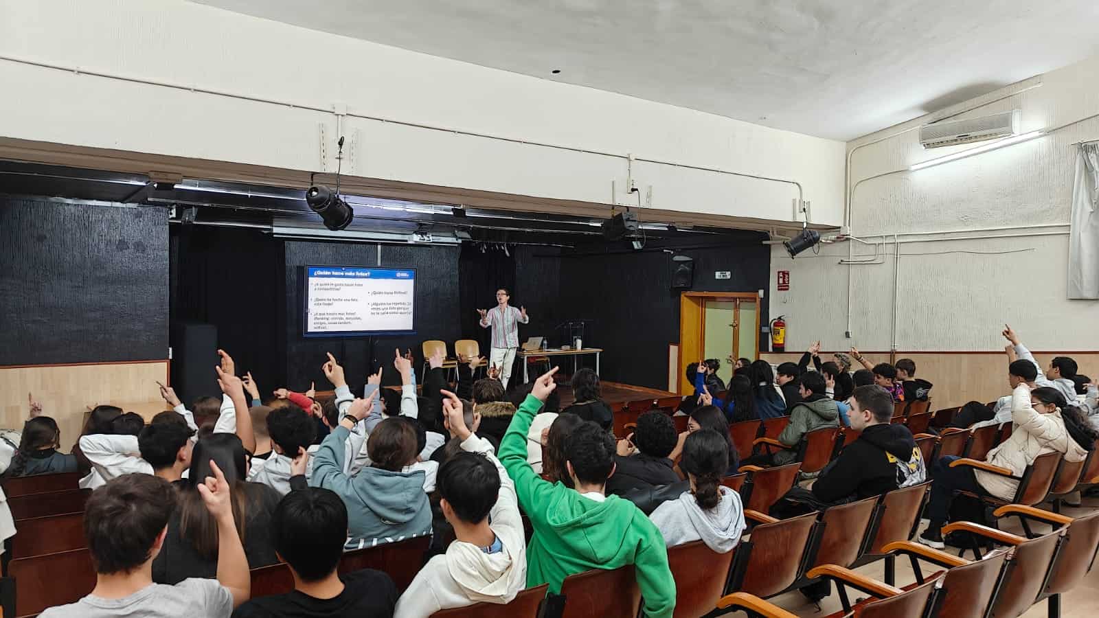 Charla introductoria sobre fotografía y autoestima para adolescentes.