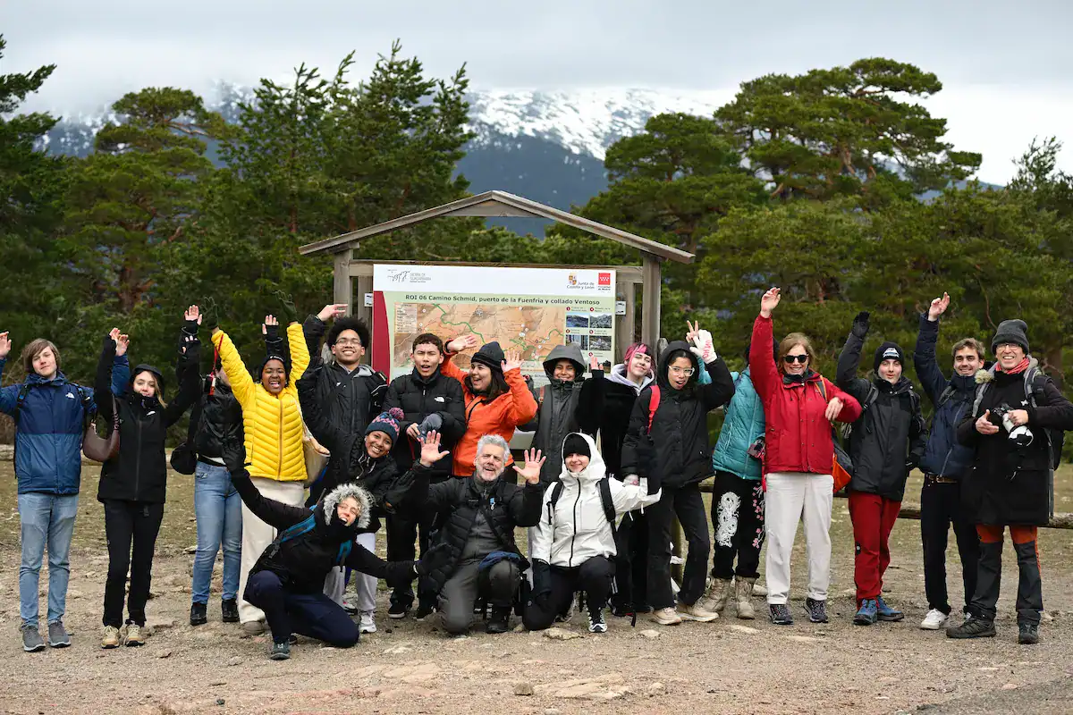 Excursión de fotografía a Navacerrada con alumnos del IES Jaime Ferrán para fomentar el crecimiento personal y nuevas habilidades.